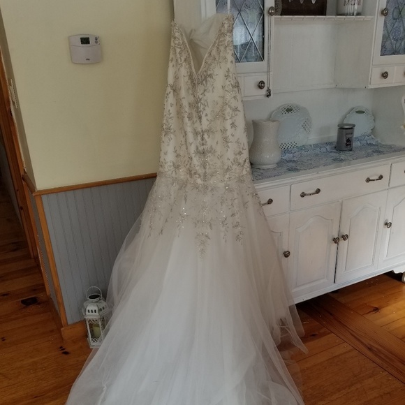 Stunning mermaid wedding dress. - Picture 2 of 6